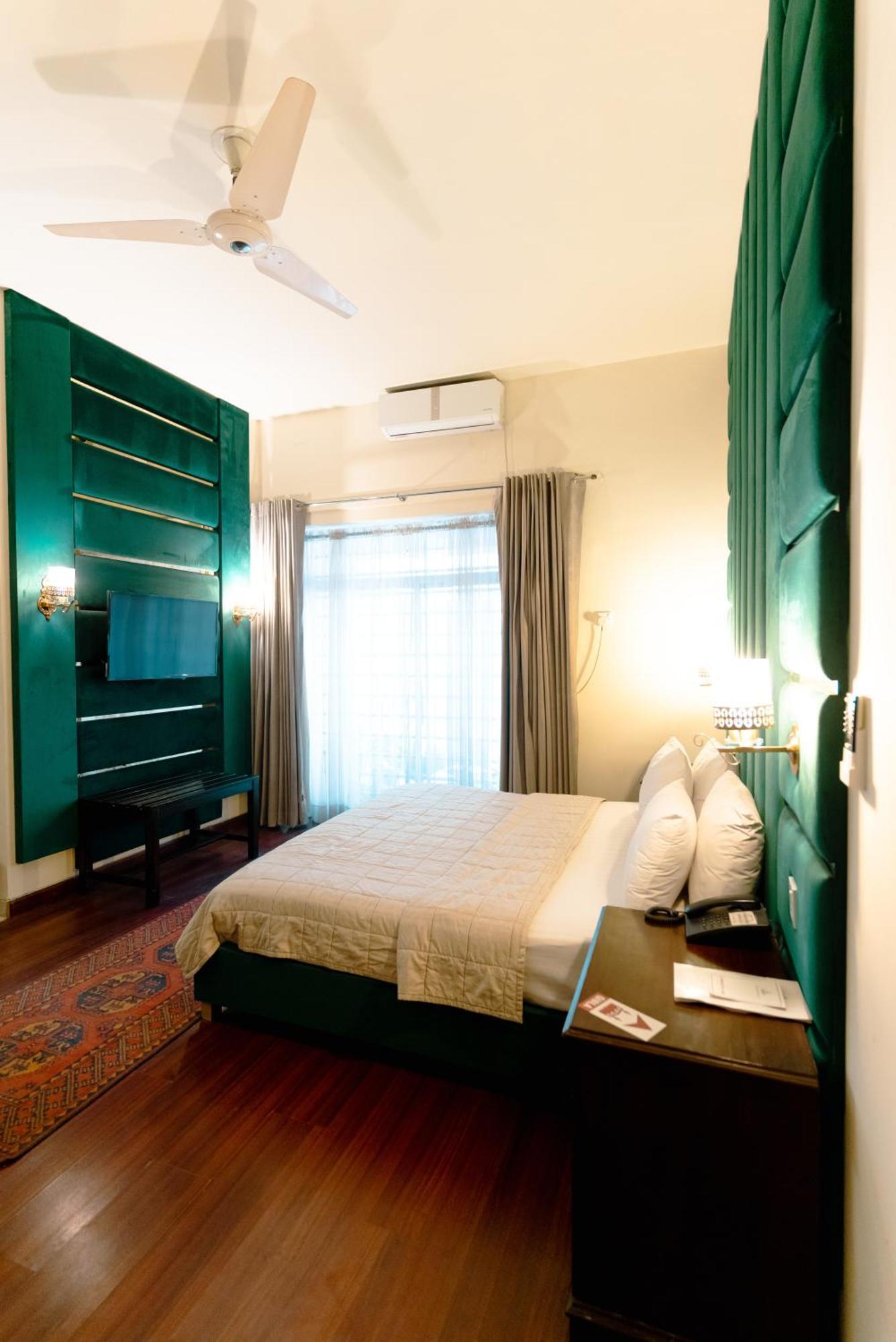 Vip House Peshawar Hotell Exteriör bild