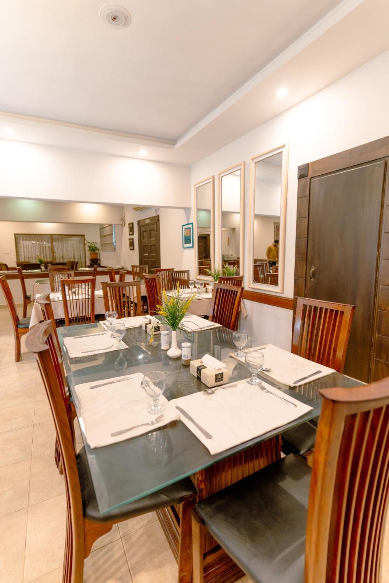 Vip House Peshawar Hotell Exteriör bild