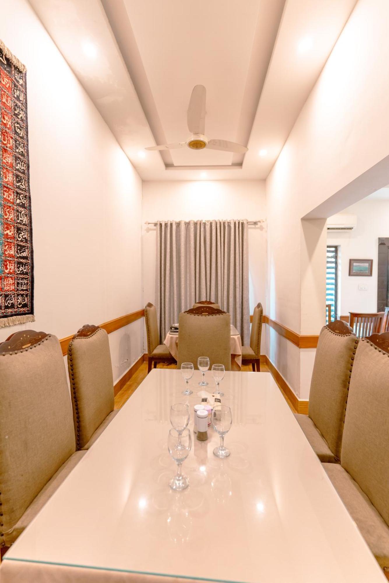 Vip House Peshawar Hotell Exteriör bild