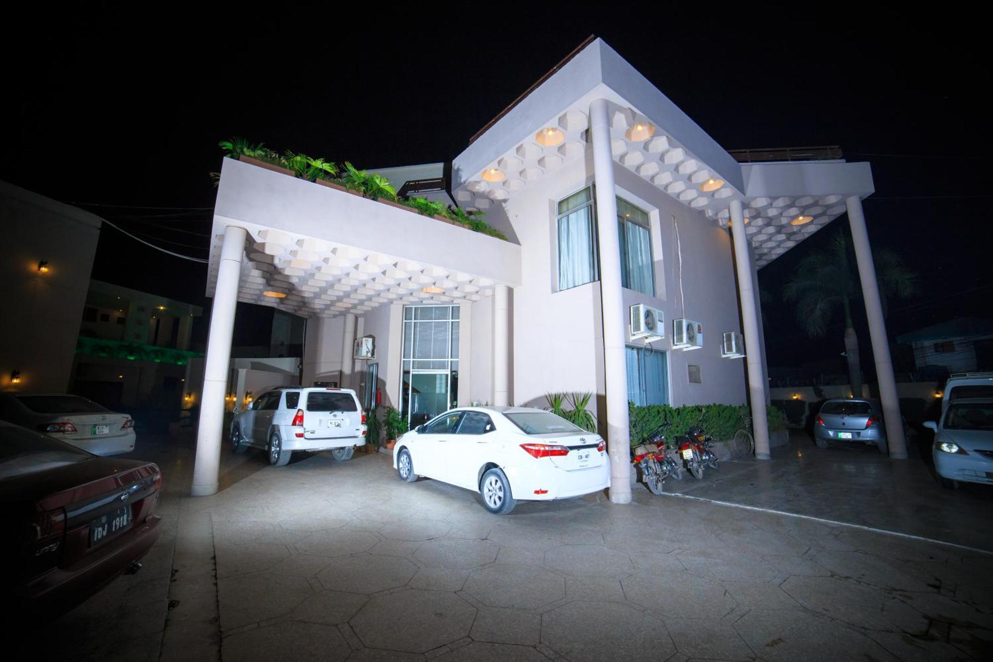 Vip House Peshawar Hotell Exteriör bild