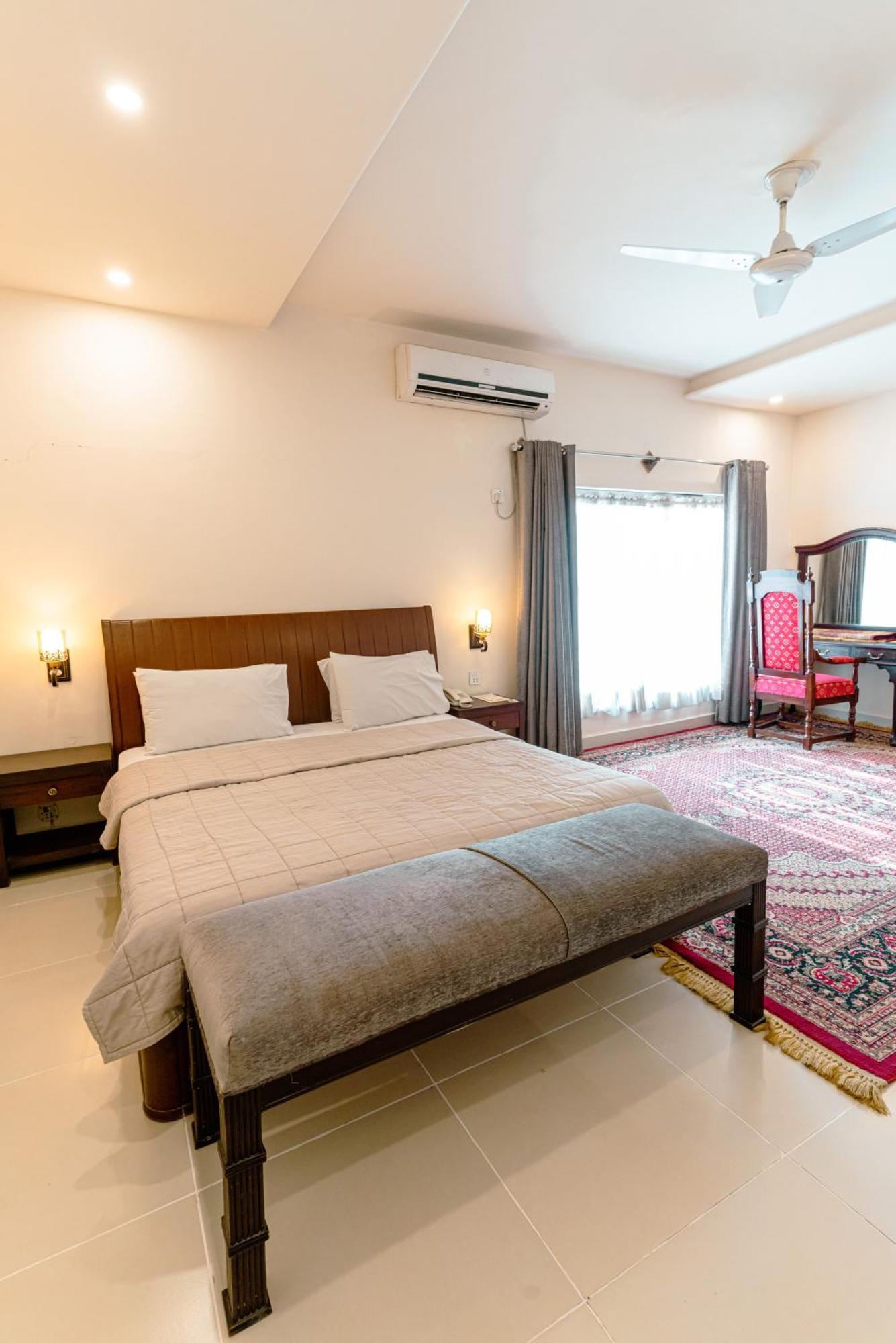 Vip House Peshawar Hotell Exteriör bild