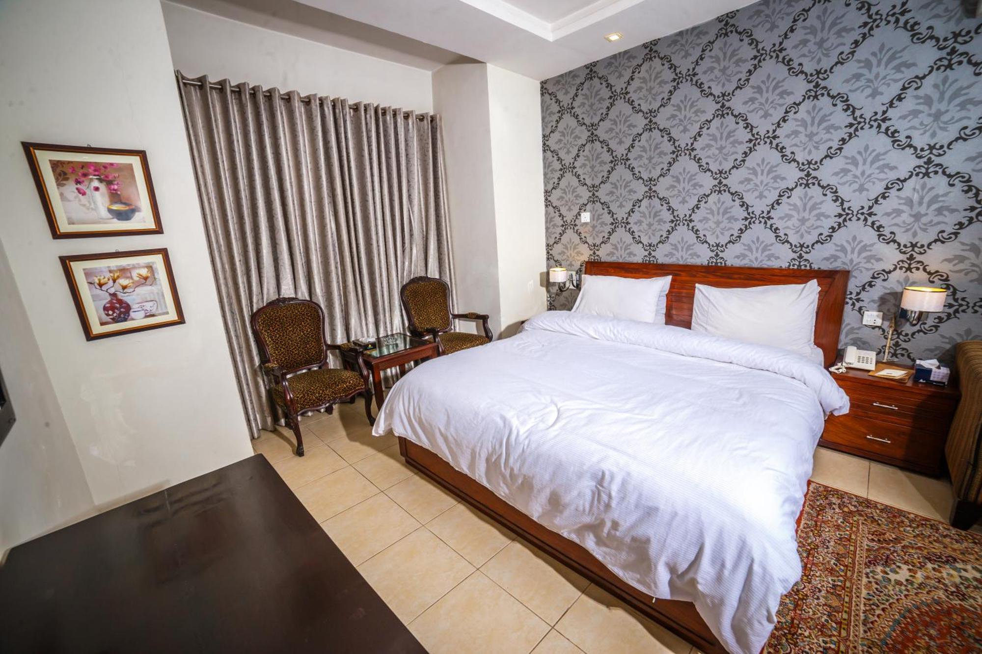 Vip House Peshawar Hotell Exteriör bild