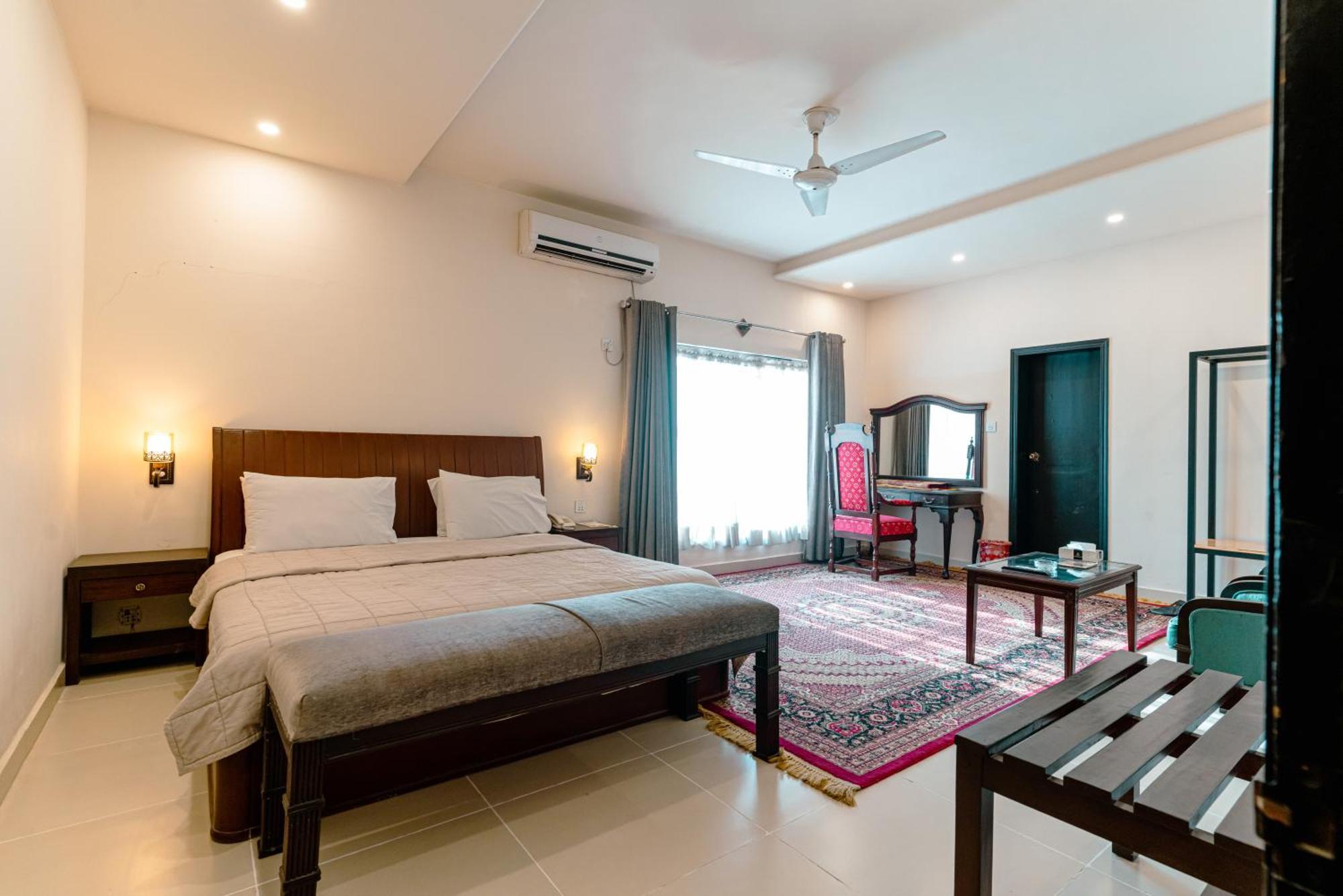 Vip House Peshawar Hotell Exteriör bild