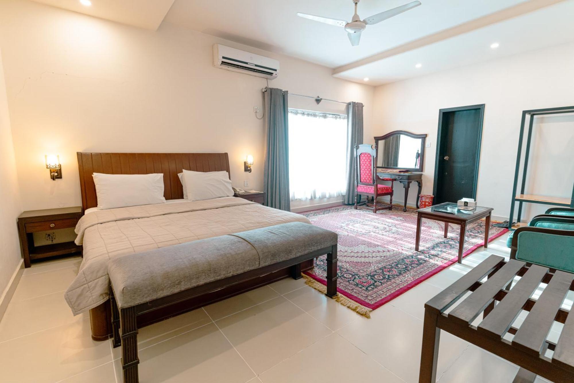 Vip House Peshawar Hotell Exteriör bild