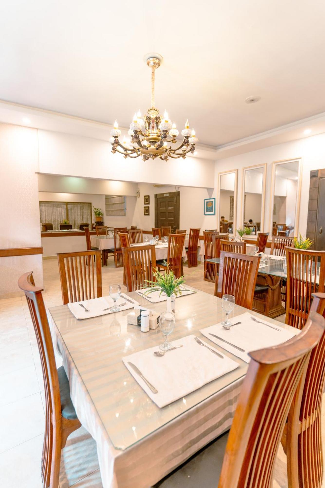 Vip House Peshawar Hotell Exteriör bild