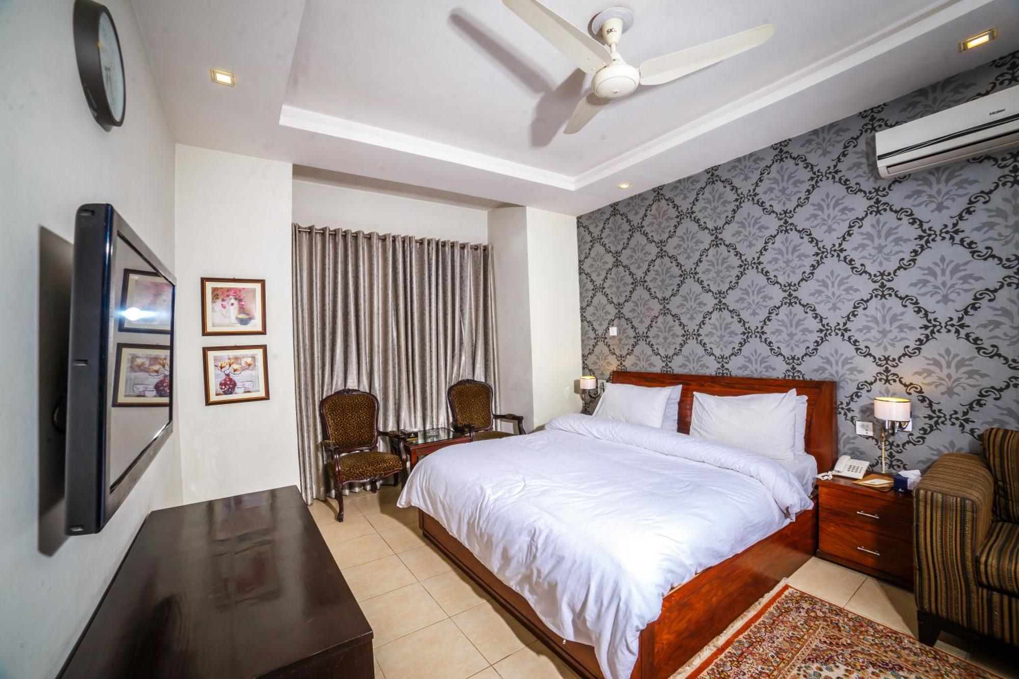 Vip House Peshawar Hotell Exteriör bild