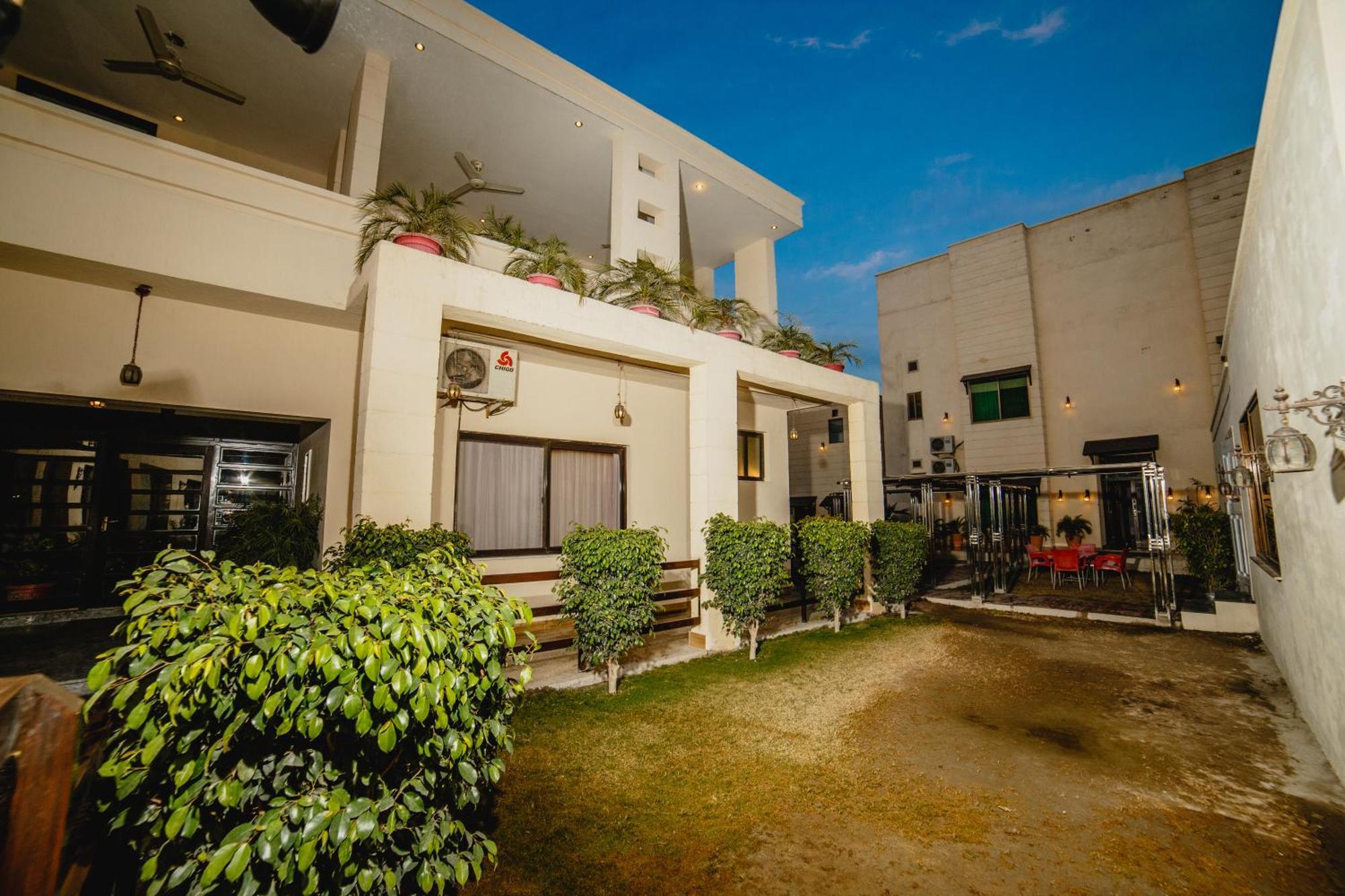 Vip House Peshawar Hotell Exteriör bild